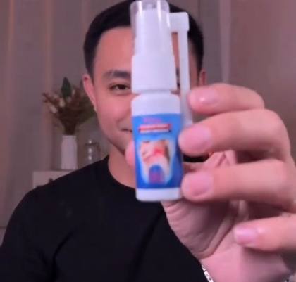 Homme qui tient le flacon de spray