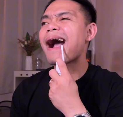 Homme qui vaporise le spray dans sa bouche